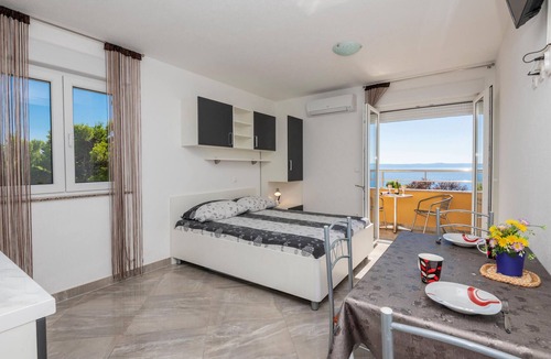 Bratus Apartment | Gorgeous apartment in Krvavica with WiFi