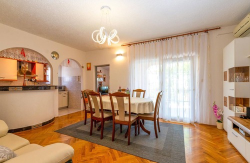 Rovanjska Apartment | Gorgeous apartment in Rovanjska with WiFi