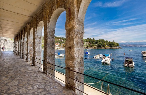 Ika Apartment | Gorgeous apartment in Ika with swimming pool