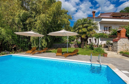 Ika Apartment | Gorgeous apartment in Ika with swimming pool