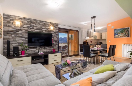 Kastav Apartment | Gorgeous apartment in Rijeka with house sea view