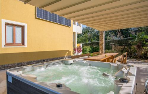 Salatic Apartment | Gorgeous Apartment In Salatici