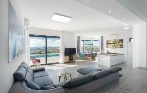 Mravince House | Gorgeous Home In Kucine