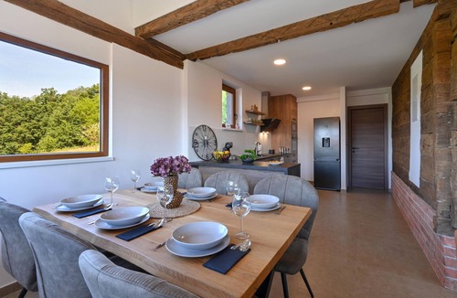 Mace House | Gorgeous home in Mace with sauna