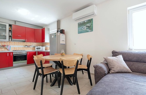 Prolozac House | Gorgeous home in Ricice