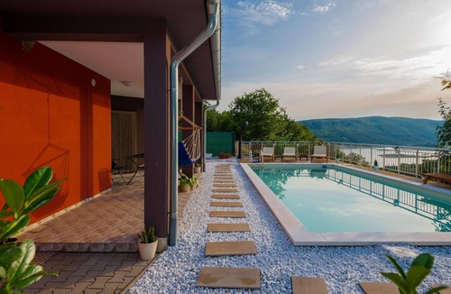 Prolozac House | Gorgeous home in Ricice