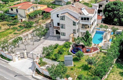 Plano House | Gorgeous home in Trogir with sauna