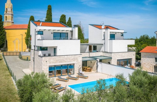Valtura House | Gorgeous home in Valtura with sauna