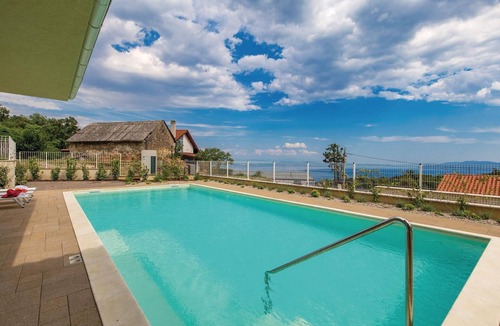 Veprinac House | Gorgeous home in Veprinac with sauna