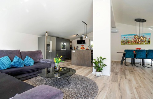 Zrnovnica House | Gorgeous home in Zrnovnica