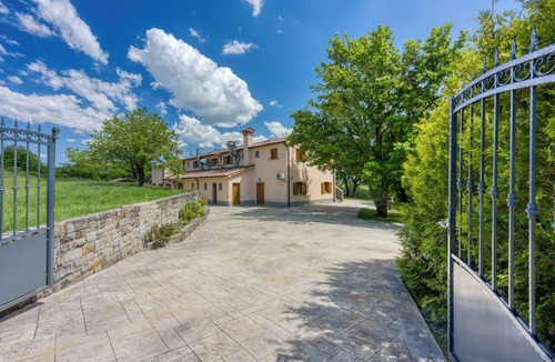 Gracisce Apartment | Grad Inn Apt Lavender with Pool, Gračišče, Slovenia