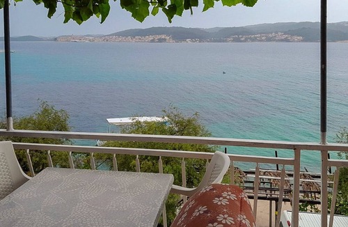 Kuciste Apartment | Great One-Bedroom Sea-view Apartment front row to the sea!