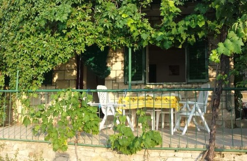 Postira Apartment | GREEN apartment, near Postira center, private free parking