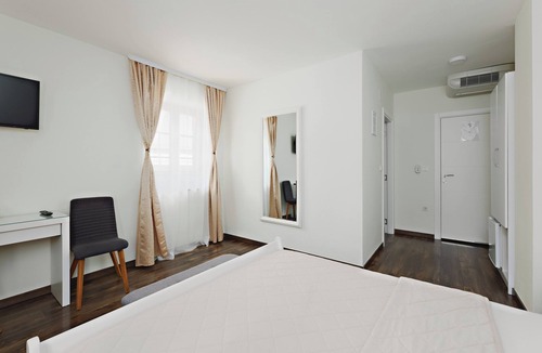 Jezerce Bed & Breakfast | Green Lakes House