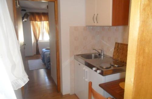 Cove Tri Zala (Zrnovo) Apartment | Guest House Leon