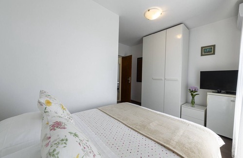 Molunat House | Guest House Rooms Rose- Comfort Double Room with Balcony and Sea View