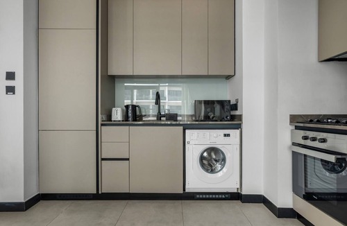 Business Bay Apartment | GuestReady - 1BR l Pool & Canal Views