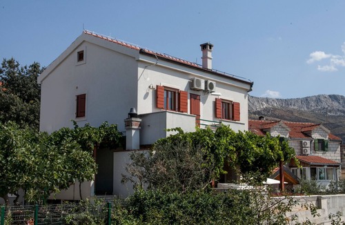 Mravince House | Haus in Mravince mit Whirlpool und Garten by Interhome