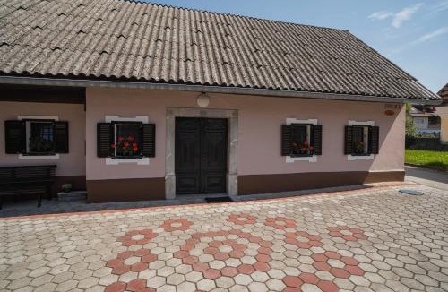 Praprotna Polica House | Hiša Varleh