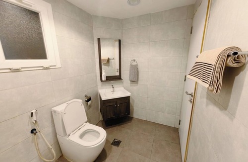 Shati Al Qurum Apartment | High Residency - Space & Comfort