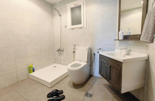 Shati Al Qurum Apartment | High Residency - Space & Comfort