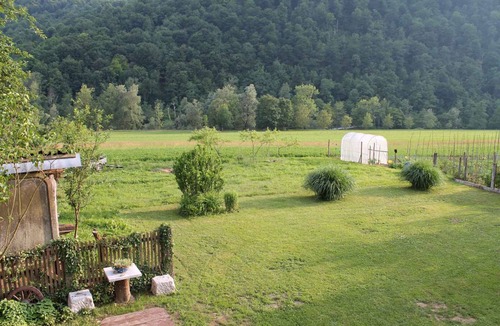 Crnomelj Apartment | Holiday apartment in a vineyard cottage with two separate floors that can accommodate up to 10 people