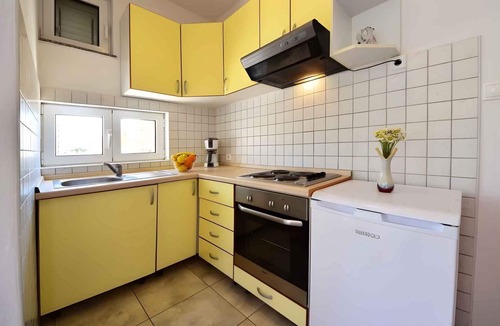 Cesarica Apartment | Holiday apartment 300 m from the beach with air conditioning