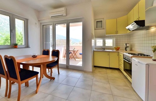 Cesarica Apartment | Holiday apartment 300 m from the beach with air conditioning