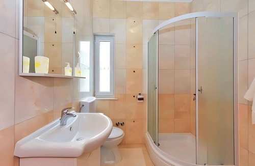 Srima Apartment | Holiday apartment 70 m from the beach