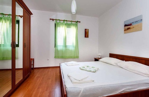 Vrbnik Apartment | Holiday apartment near the beach and forest
