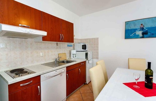 Vrbnik Apartment | Holiday apartment near the beach and forest