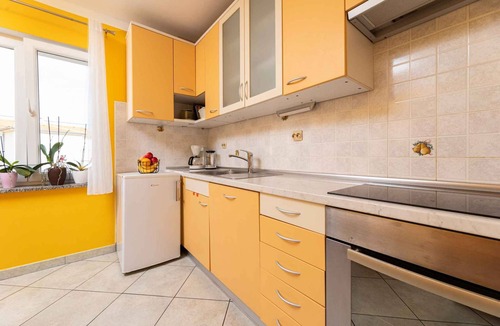 Vrbnik Apartment | Holiday apartment near the beach