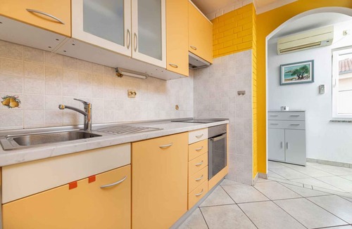 Vrbnik Apartment | Holiday apartment near the beach