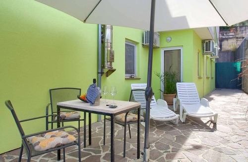 Vrbnik Apartment | Holiday apartment near the beach and with air conditioning