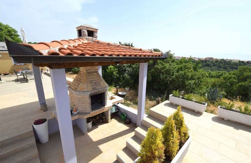 Omisalj Apartment | Holiday apartment on the 2nd floor with pool
