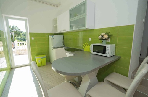 Potocnica Apartment | Holiday apartment with pool and sea view