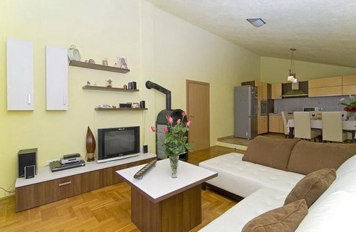 Zrnovnica Apartment | Holiday Apartment with private parking