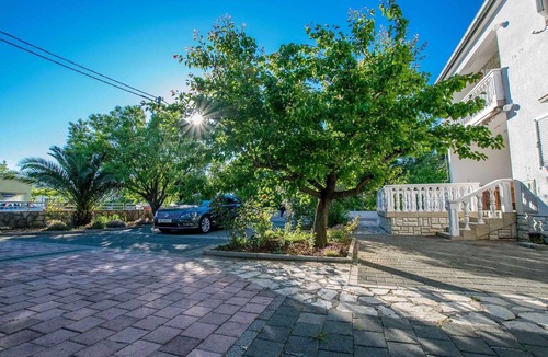 Seline Apartment | Holiday apartment with air conditioning, washing machine and balcony