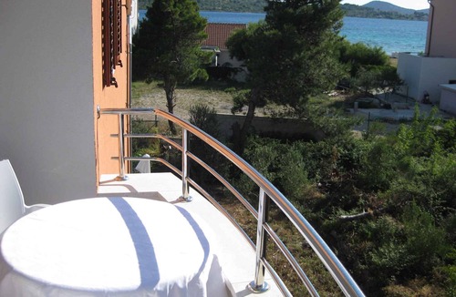 Srima Apartment | Holiday apartment with air conditioning and balcony near the beach