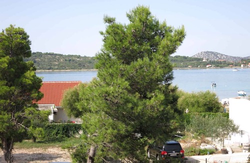 Srima Apartment | Holiday apartment with air conditioning and balcony near the beach