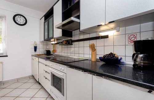 Vrbnik Apartment | Holiday apartment with beautiful balcony with sea view