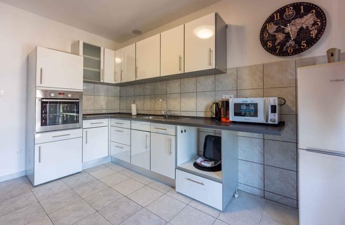 Selce Apartment | Holiday apartment with balcony and sea view