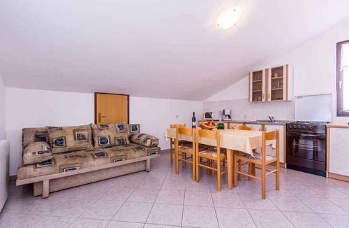 Banjole House | Holiday apartment with shared pool and balcony