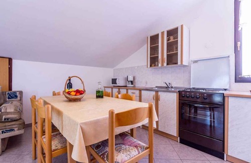 Banjole House | Holiday apartment with shared pool and balcony