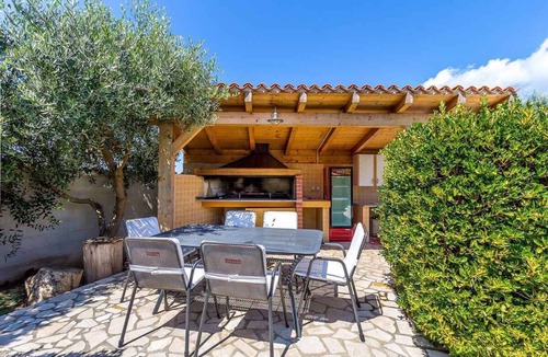 Banjole House | Holiday apartment with shared pool and balcony