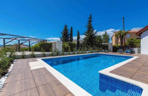 Dramalj Apartment | Holiday apartment with air conditioning and outdoor pool