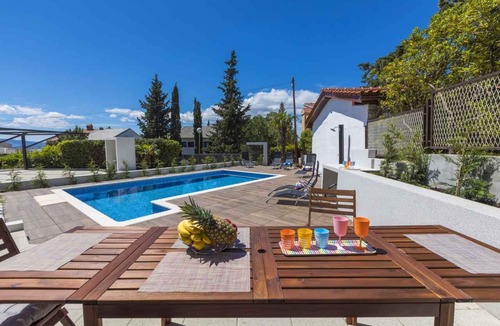 Dramalj Apartment | Holiday apartment with air conditioning and outdoor pool