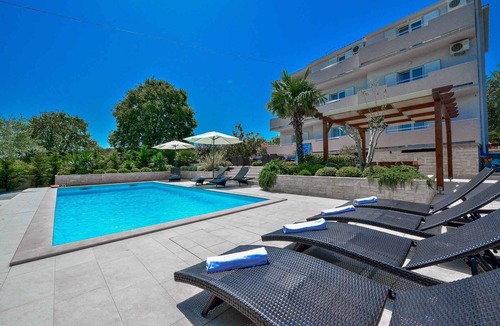 Kukljica Apartment | Holiday apartment with shared pool
