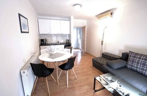 Njivice Apartment | Holiday apartment with air conditioning