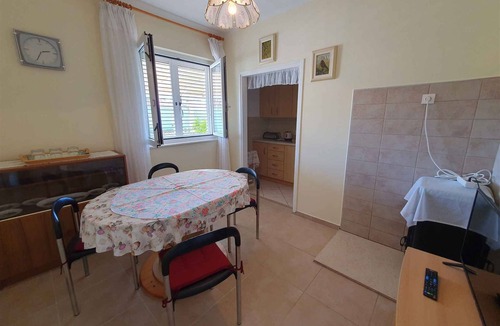 Novigrad Apartment | Holiday apartment with balcony and air conditioning
